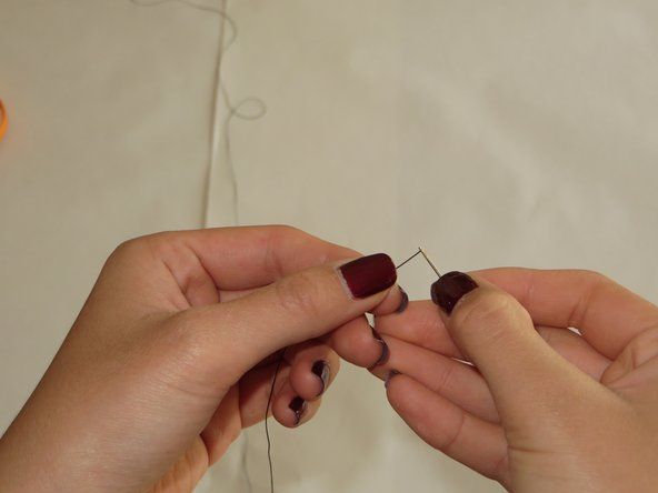 0.7ヤードの張りナイロン糸で針に糸を通します。' alt=