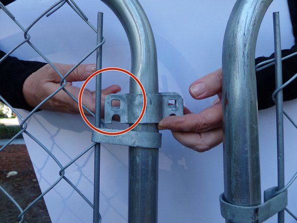 1/2インチのソケットレンチまたはモンキーレンチを使用して、ゲートフレームの内側にある2つのラッチプレートの一方の端をボルトで固定します。' alt=