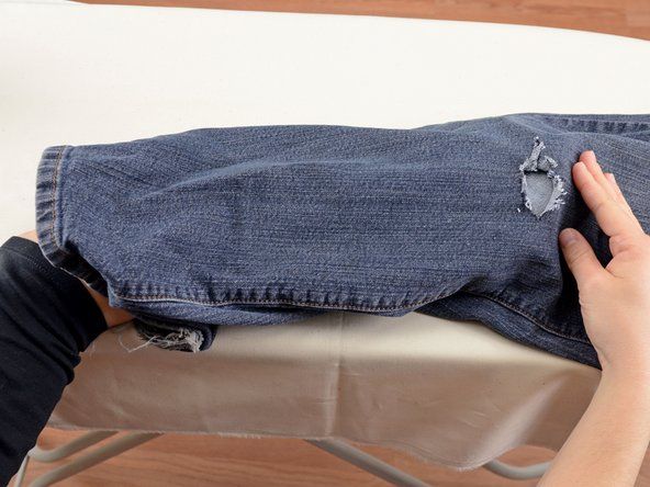 このスクラップ素材は、パッチがジーンズの前面を背面に貼り付けるのを防ぎ、脚の開口部を効果的に密閉します（良いことではありません...）' alt=