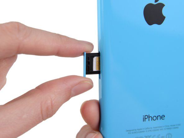 Retire el ensamblaje de la bandeja de la tarjeta SIM del iPhone.' alt=