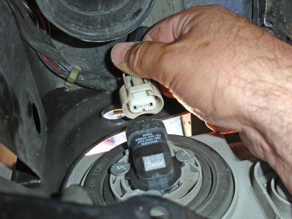 コネクタ上部のレバーを押して真っ直ぐ下に引くと、ヘッドライトコネクタが外れます。' alt=
