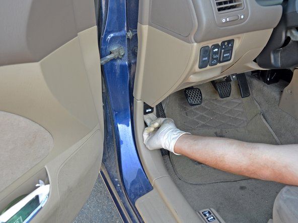 運転席側のドアを開けると、左側のステアリングコラムの下に、フードがポップアップした白い車を示すかわいい小さなレバーがあります。レバーを引く。' alt=