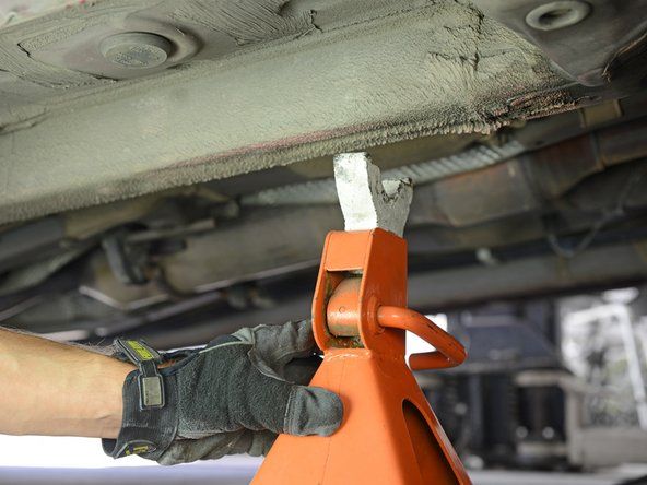 Ako podižete oba prednja ili oba stražnja kotača, postavite nosače dizalice s obje strane dizalice, blizu kotača.' alt=