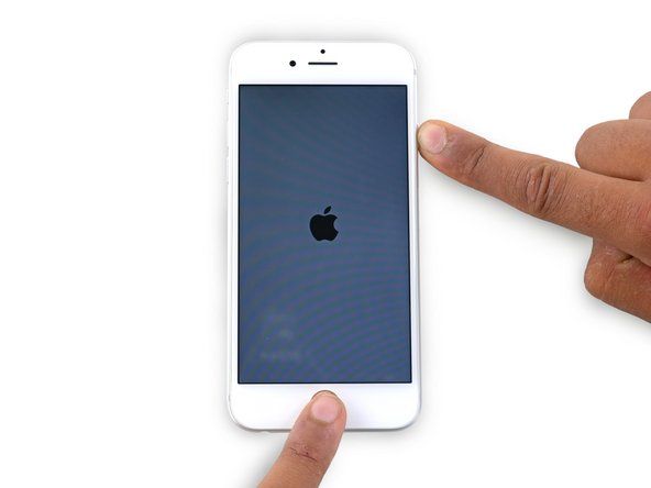 Fortsett å holde begge knappene i omtrent 10 sekunder til Apple-logoen vises.' alt=