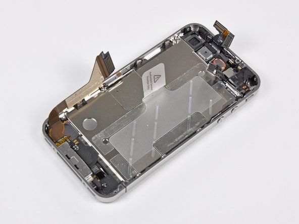 Η Apple έχει ενσωματώσει τις κεραίες UMTS, GSM, GPS, Wi-Fi και Bluetooth στο εσωτερικό πλαίσιο από ανοξείδωτο ατσάλι.' alt=