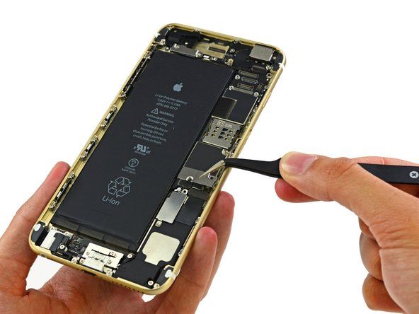 次の論理的なステップは、iPhone 6Plusからバッテリーを取り外すことです。' alt=