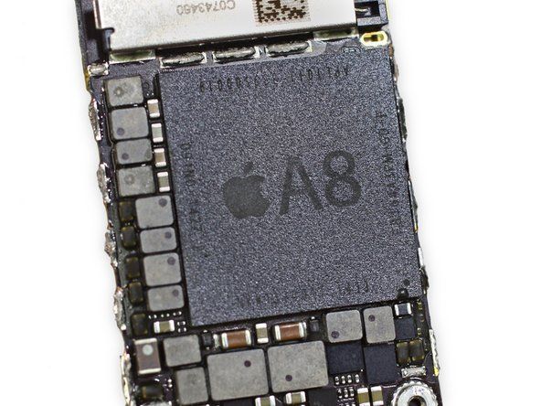 Apple A8 APL1011 SoC + Elpida 1 GB LPDDR3 RAM（EDF8164A3PM-GD-Fのマーキングで示されています）' alt=