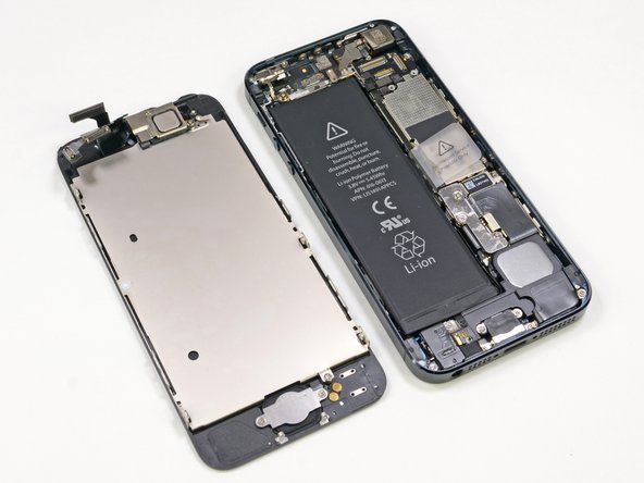 iPhone 5はふたを外して、中のジューシーな部分をすべて見せてくれます。' alt=