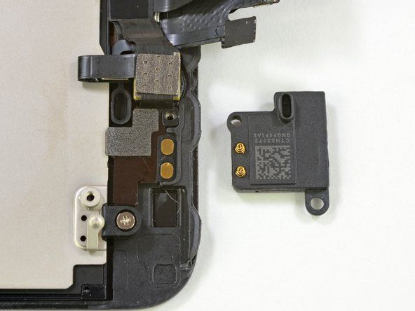イヤースピーカーは2本のネジで簡単に外れ、スプリングコンタクトでディスプレイアセンブリに接続します。' alt=
