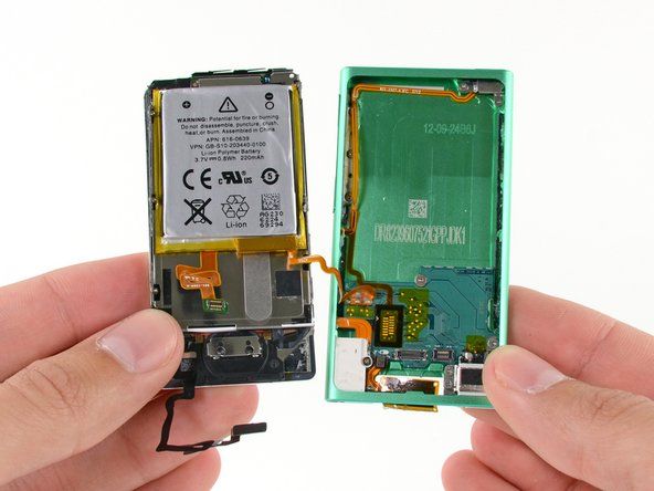 バッテリーは、ディスプレイアセンブリの背面に接着され、ロジックボードにはんだ付けされています。' alt=