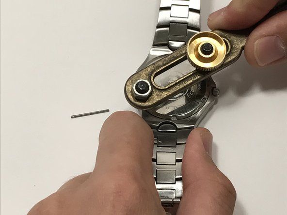 Schrauben Sie mit dem verstellbaren Schraubenschlüssel die Rückseite der Uhr ab.' alt=