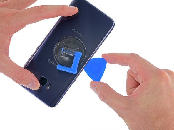 Liu'uta avausvalintasi puhelimen vasenta reunaa pitkin, jotta voit leikata sen takakannen kiinnittävän liiman läpi.' alt=