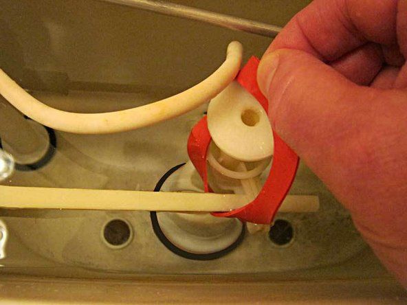 Vezměte nové těsnění těsně nad uzavírací víčko a vyměňte hadičku pro doplnění vody, dávejte pozor, aby z ní nevystříkla voda.' alt=