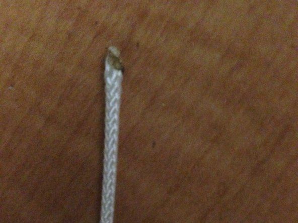 Tallar les cordes a la mida adequada. En general, tallo la corda superior per tenir una mica més d’un metre de llargada i les dues cordes laterals tenen una mica menys d’un metre.' alt=