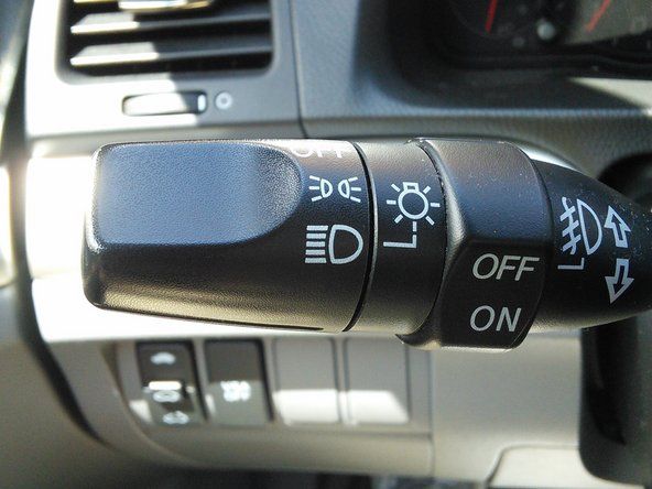 5秒以内に、[選択/リセット]ボタンを押したまま、ヘッドライトをオフにしてからオンにしてから、もう一度オフにします。' alt=