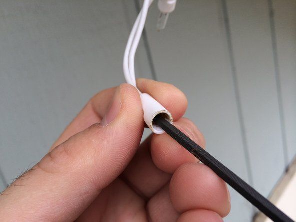 小さなヤスリまたはスクラッチブラシを使用して、ソケットのワイヤ接点を清掃します。' alt=