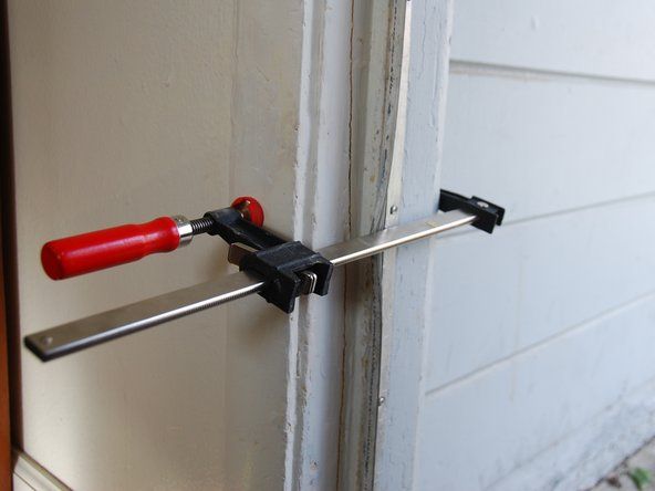 Користите стезаљку са гуменим ивицама за чвршће држање и такође за спречавање оштећења оквира врата.' alt=