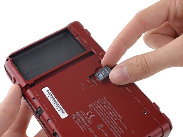 Nospiediet microSD karti nedaudz dziļāk savā slotā, līdz dzirdat klikšķi.' alt=