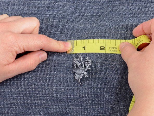 Mesurez la longueur et la largeur du trou de votre jean, y compris toute zone endommagée autour du trou.' alt=