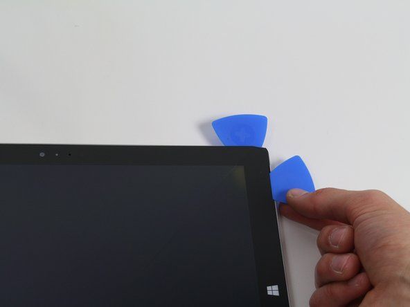 Jei jūsų ekranas yra labai įtrūkęs, siurbimo puodelis gali neprilipti. Pirmiausia gali būti naudinga ekraną padengti pakavimo juostos sluoksniu. Arba galite užklijuoti siurbimo taurelę ant ekrano.' alt=