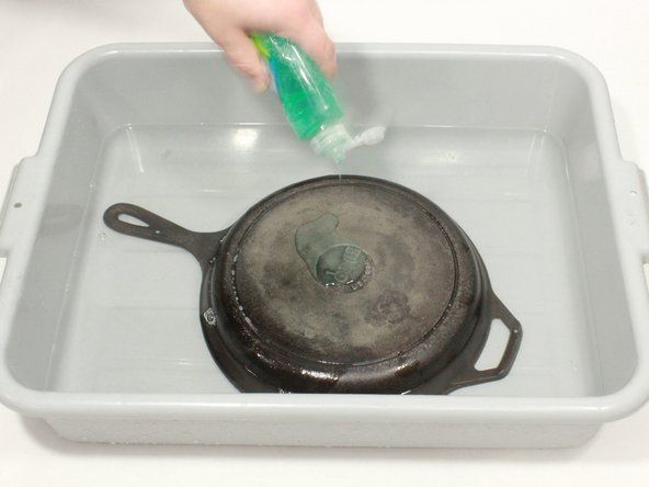 Loputage ja täitke vann veega uuesti. Selle sammu jaoks saab kasutada hoopis köögivalamu.' alt=