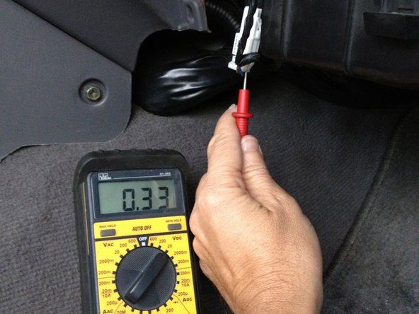 Pārbaudiet termistoru, ieslēdzot motoru un gaisa kondicionieri.' alt=