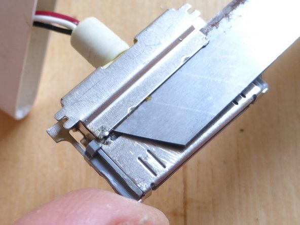 ワイヤ端子を備えた回路基板へのアクセスは、シールドプレートのほぼ角にある2つの小さなはんだポイントを備えたプレートを取り外すことによって行われます。' alt=