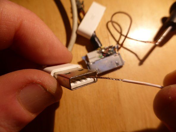 Vyzkoušejte kontinuitu stínění mezi 30kolíkovým konektorem a USB konektorem. Odpor by měl být mnohem menší než 1 Ohm.' alt=