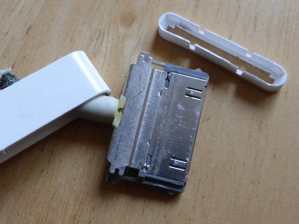 Appleケーブルは、安価なApple以外のケーブルよりもはるかに堅牢な30ピンコネクタを備えています。 Appleコネクタには、背面に2つのプレートがはんだ付けされています。1つは上部に、もう1つは下部にあります。安価なコネクタには、これらのシールドプレートがありません。' alt=