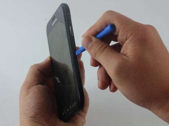 Masukkan kuku jari atau alat pembuka plastik ke pangsi di sisi dulang SIM.' alt=