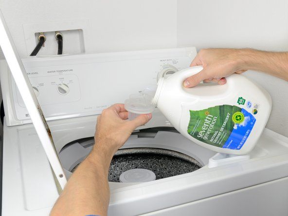 Dok voda teče, ulijte sapun za pranje rublja, slijedeći upute na boci.' alt=