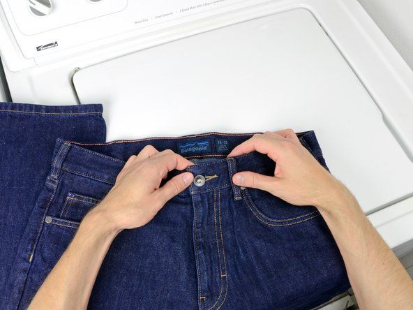 Om dina jeans har knappar eller andra fästen, se till att stänga dem också.' alt=