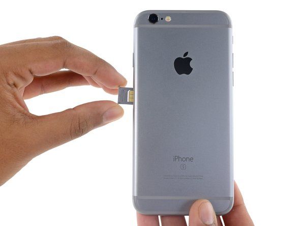 Извлеките блок лотка для SIM-карты из iPhone.' alt=