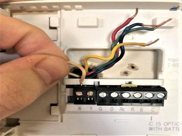 Če uporabljate baterije za termostat, modre žice ni treba priključiti.' alt=