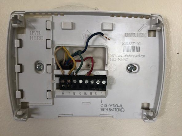 Nu este necesar să conectați firul albastru dacă utilizați baterii pentru termostat.' alt=