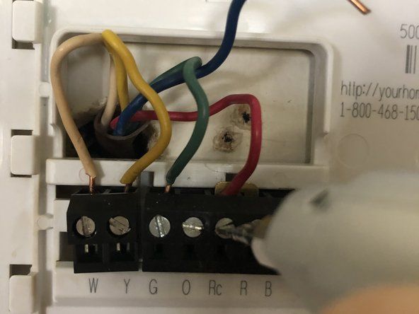 Ko so vse žice nameščene v ustrezna vrata, še naprej zavarujte povezavo z izvijačem z ravno glavo, da zategnete žice v vrata.' alt=