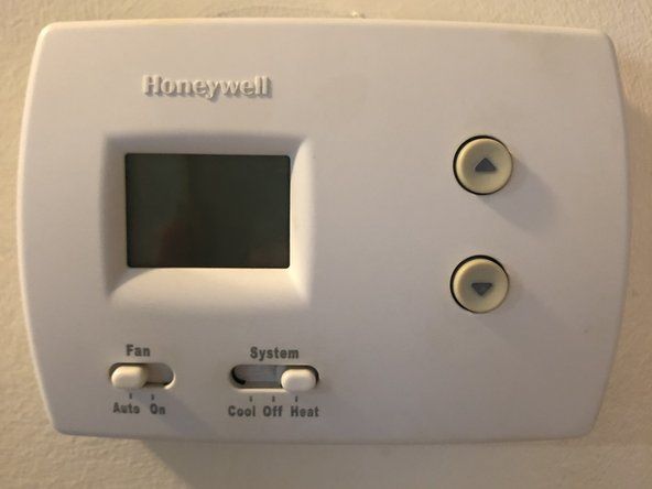 Kad tas ir pabeigts, novietojiet faktisko termostatu uz pamatnes plāksnes.' alt=