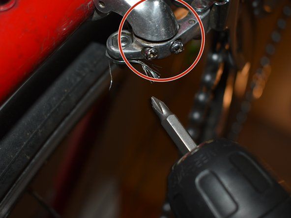 Ruota la bici in posizione eretta. Ora regola l'altezza e l'angolo del deragliatore. Usa i mezzi giri durante la regolazione.' alt=