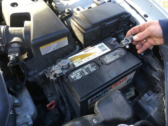 کار کی بیٹری کا پتہ لگائیں اور منفی (-) کیبل ڈھیلی کرنے کے ل ra راہچٹ کا استعمال کریں۔' alt=