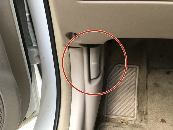 Individua la chiusura del cofano nella portiera dell'auto.' alt=
