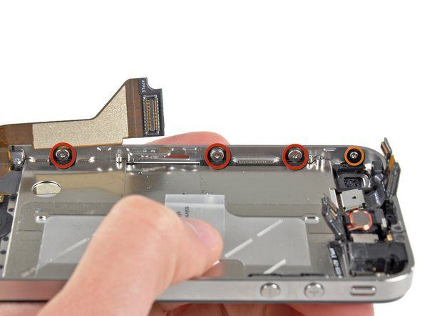 Noņemiet trīs lielās 1,5 mm Phillips skrūves gar iPhone kartes SIM pusi.' alt=
