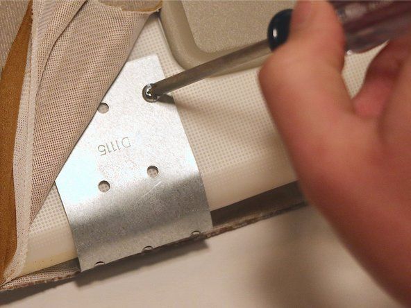 Ar skrūvgriezi ar skrūvgriezi ieskrūvējiet viena collas skrūvi caur metāla plāksni un plastmasas apvalku.' alt=