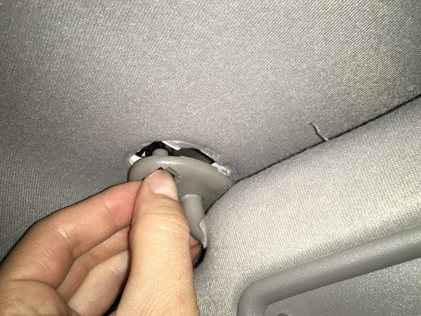 後でバイザーを元に戻すために、レバーアームのクリップが車の内部のどこに収まるかをメモします。' alt=