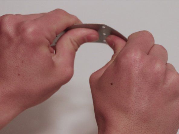 Keerake alumiiniumplaat väliskesta ümber, et tugevdada korpuses olevat kätt.' alt=