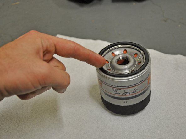 Нанесите малу количину чистог уља на гумену заптивку на новом филтру за уље.' alt=