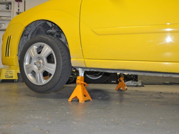 Upotrijebite rampe ili postolja za dizanje kako biste podigli prednji dio automobila i podmetnuli stražnje kotače kako se automobil ne bi kretao.' alt=