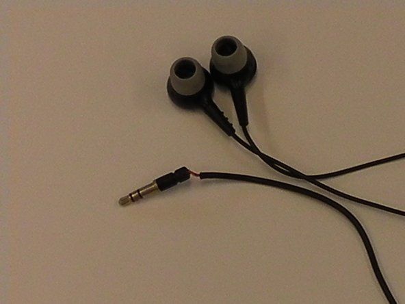 Uređajima za skidanje žica odrežite slomljenu utičnicu za slušalice.' alt=