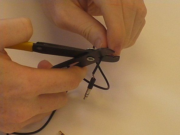 Budite oprezni pri korištenju skidača žice. S njima rukujte kao sa škarama. Držite rezni kraj dalje od tijela.' alt=