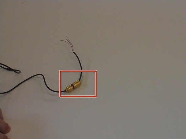 Ievietojiet atklāto vadu caur domkrata metāla un plastmasas uzmavām, kā parādīts attēlā.' alt=
