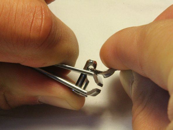 圧縮された爪切り本体を解放して、レバーを所定の位置にロックします。' alt=